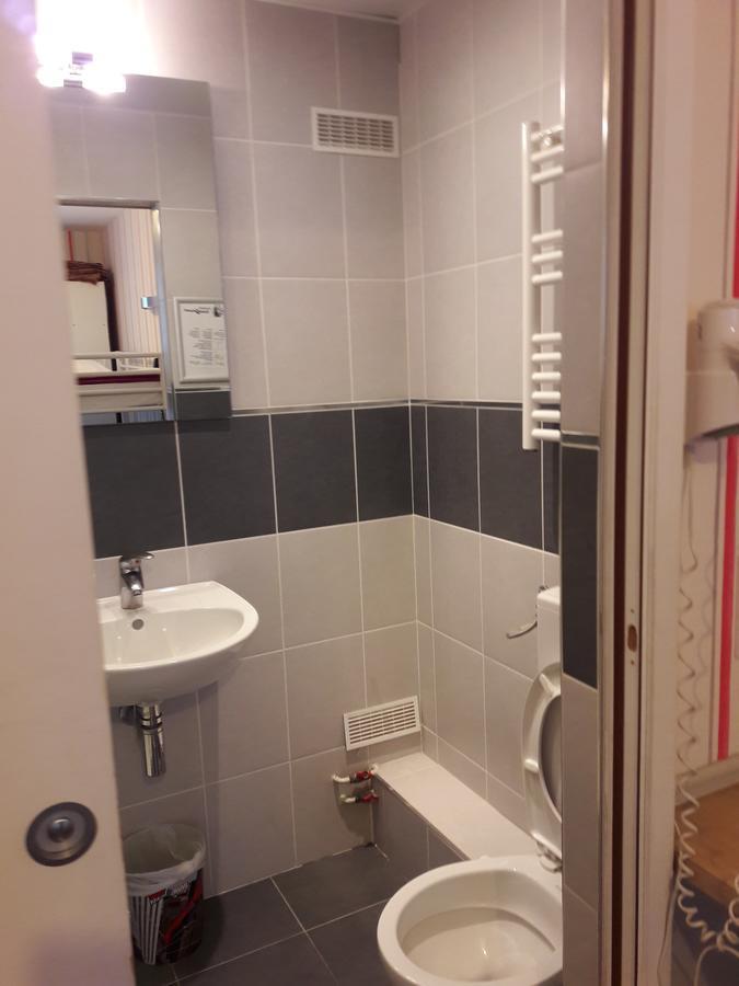 Perfect Hotel & Hostel Paris Eksteriør billede A shower cubicle