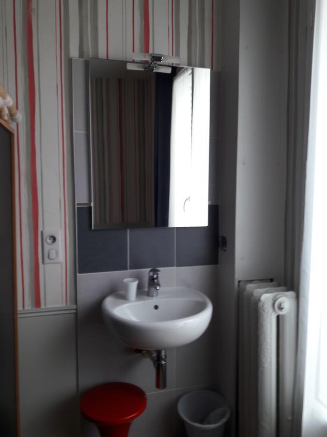Perfect Hotel & Hostel Paris Værelse billede A typical washbasin