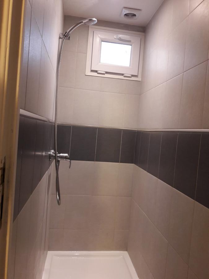 Perfect Hotel & Hostel Paris Værelse billede Bathroom with a shower bath