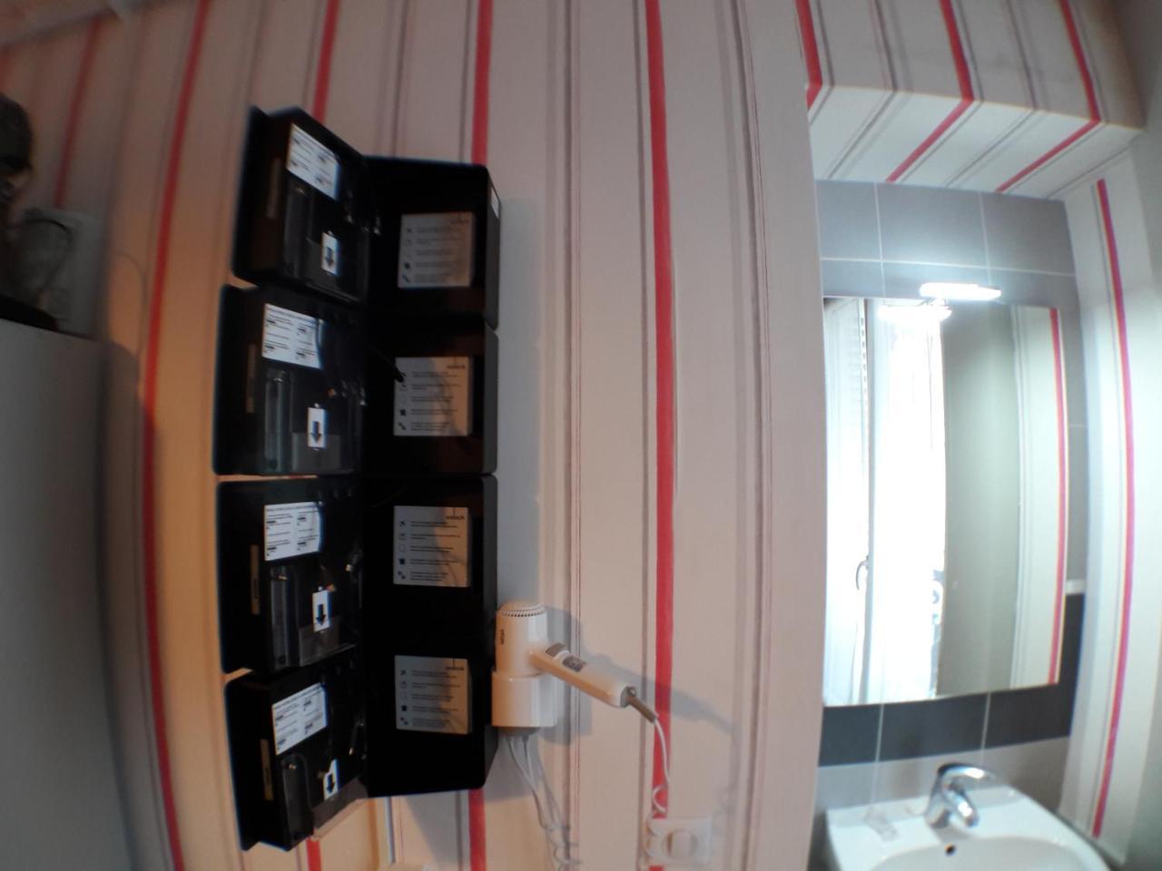 Perfect Hotel & Hostel Paris Eksteriør billede A bathroom in a hotel