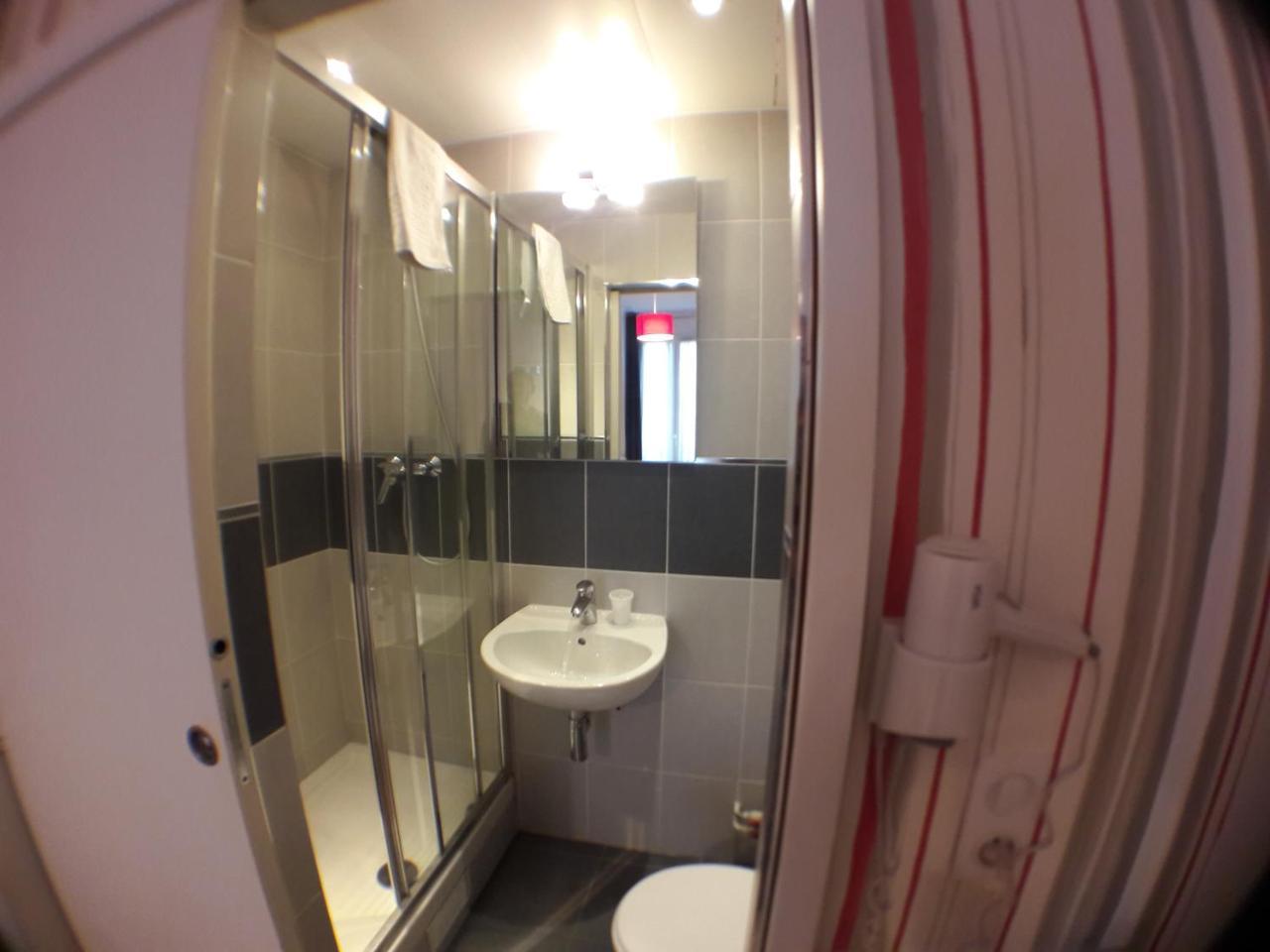 Perfect Hotel & Hostel Paris Eksteriør billede A typical bathroom in a Premier Inn
