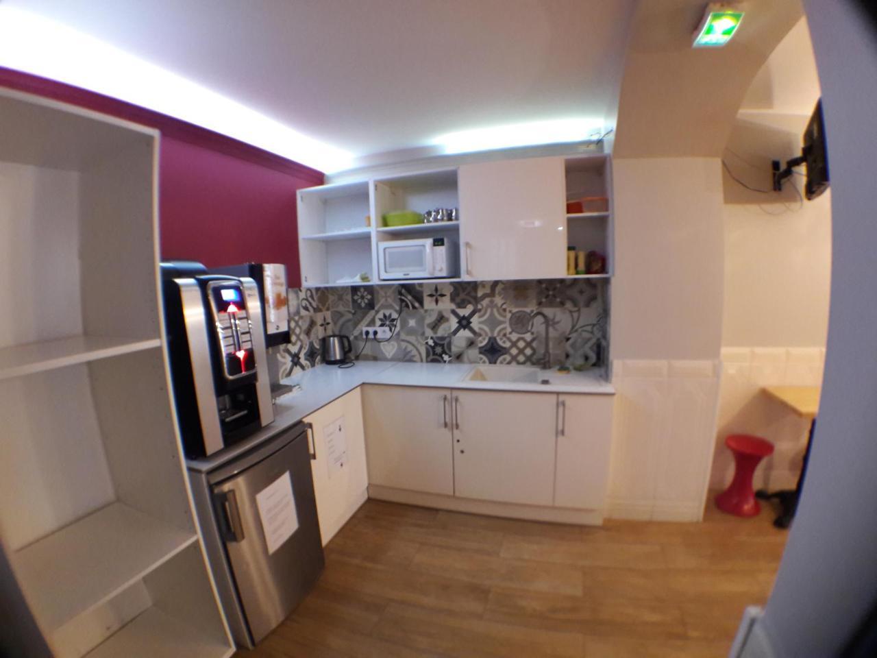 Perfect Hotel & Hostel Paris Eksteriør billede A typical kitchen in a student residence hall